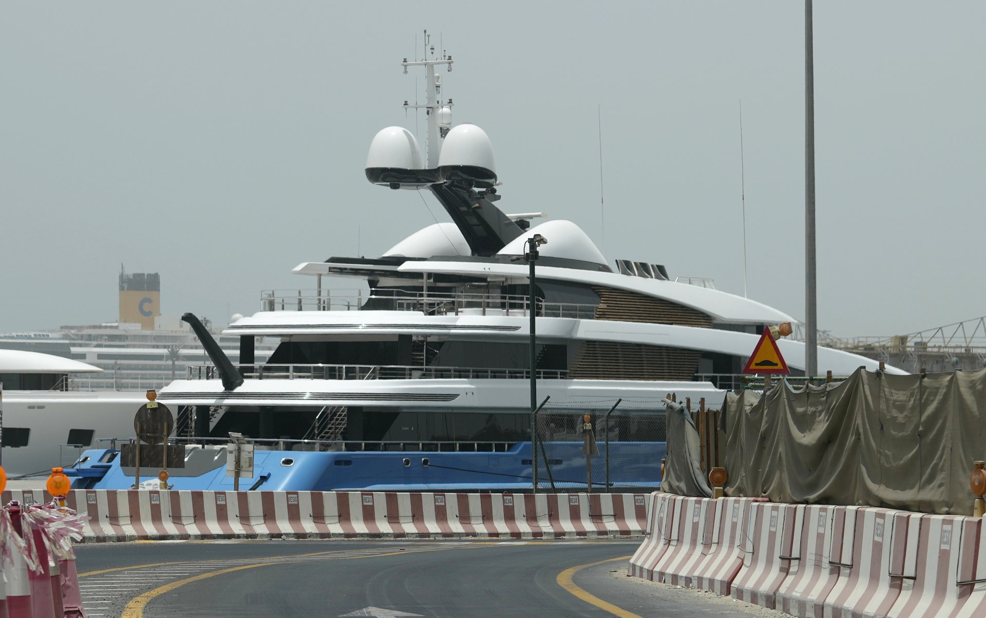 Суперяхтата Мадам Гу (Madame Gu), собственост на руския парламентарист Андрей Скоч, е акостирала в пристанището Порт Рашид в Дубай, Обединени арабски емирства, четвъртък, 23 юни 2022 г.