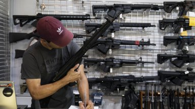 Сентатът в САЩ одобри знаков законопроект за контрол върху оръжията