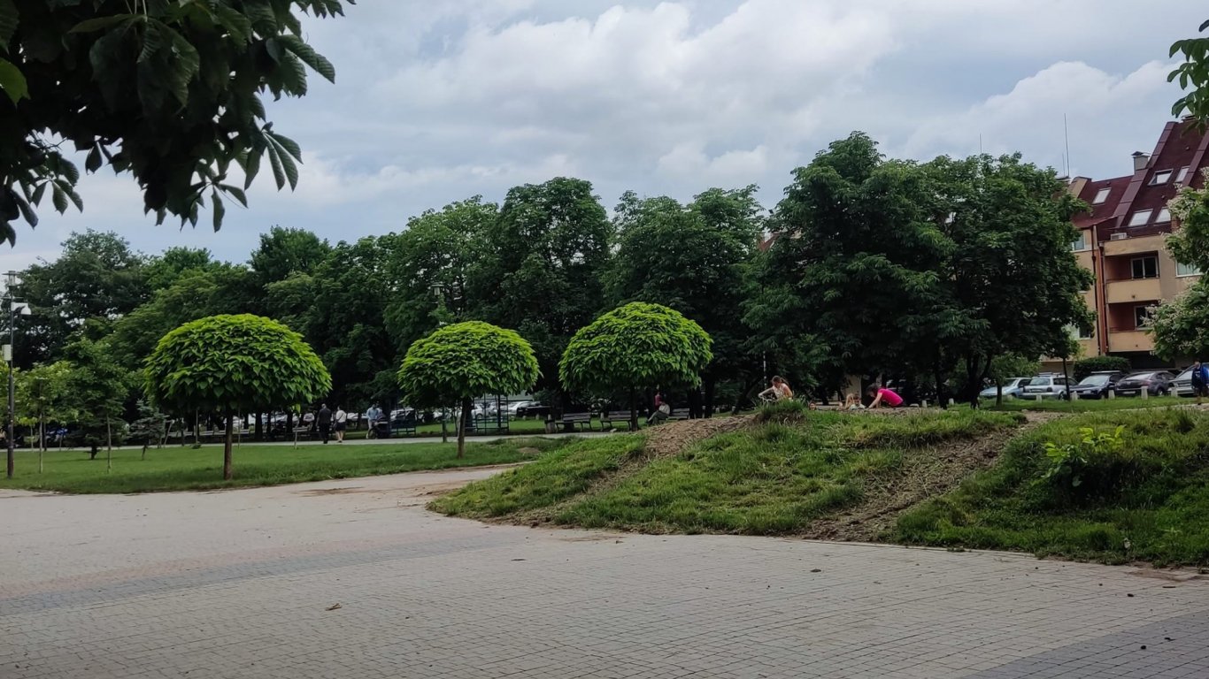 Заловиха 33 мигранти в столичния парк "Гео Милев" по сигнал на граждани