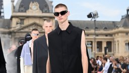 Дизайнерите разголват тялото на моделите през Седмицата на мъжката мода в Париж