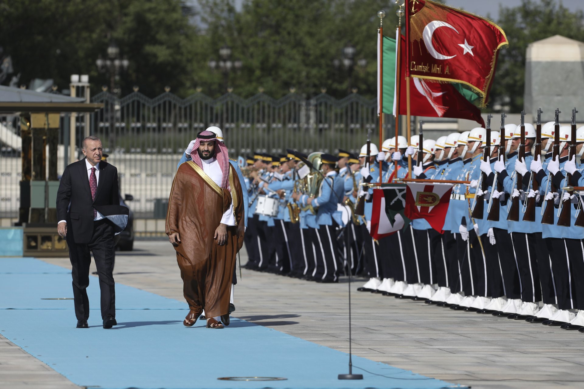 Турският президент Реджеп Тайип Ердоган, вляво, и саудитският престолонаследник принц Мохамед бин Салман по време на церемонията по посрещане в Анкара, сряда, 22 юни 2022 г.