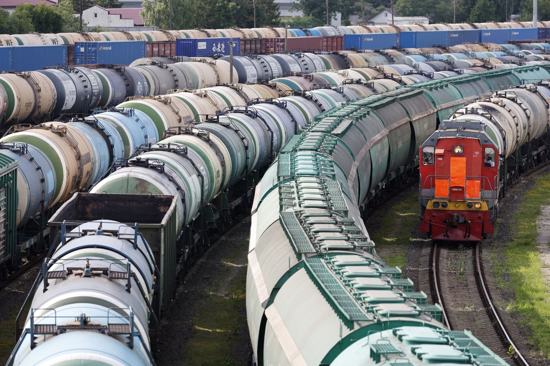 Товарни влакове стоят на релсите на гарата в Калининград, Русия, вторник, 21 юни 2022 г.