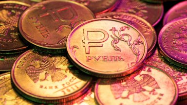 Русия смята да отдели почти 1 трлн. рубли, за да отслаби валутата си