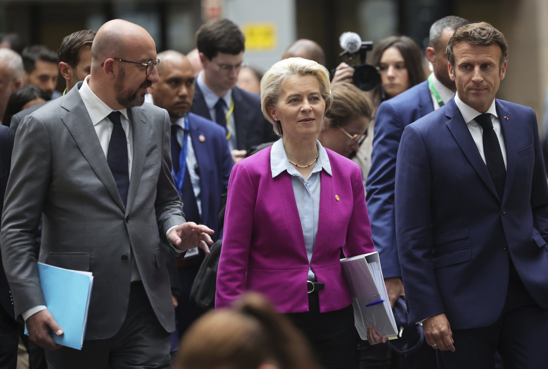 Председателят на европейския съвет Шарл Мишел, вляво, председателят на Европейската комисия Урсула фон дер Лайен, в центъра, и френският президент Еманюел Макрон, вдясно на срещата на върха на ЕС в Брюксел, петък, 24 юни 2022 г.