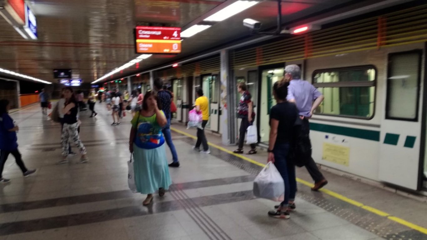Търсят собственика на намерени пари в метрото 