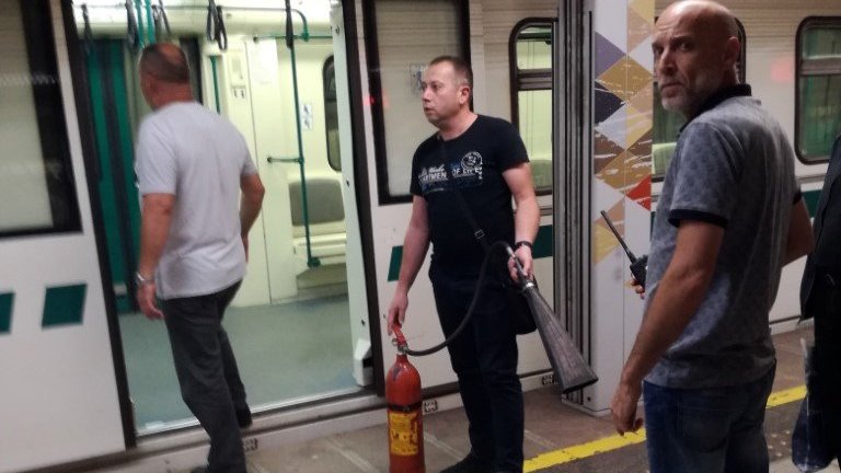 Инцидент в столичното метро, вагон се подпали, евакуираха пътниците (снимки)