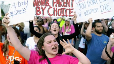 Масови протести в САЩ след забраната на аборта, американките скандират "Тялото е мое"