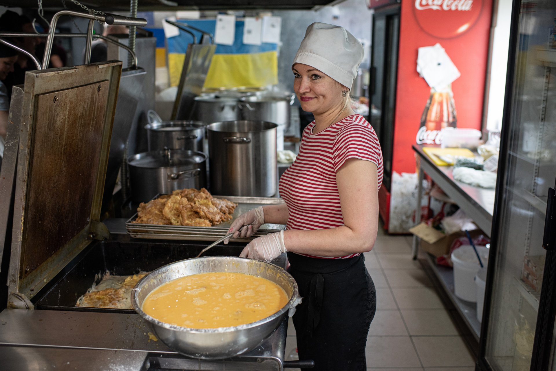 Доброволци готвят топъл обяд в Киев