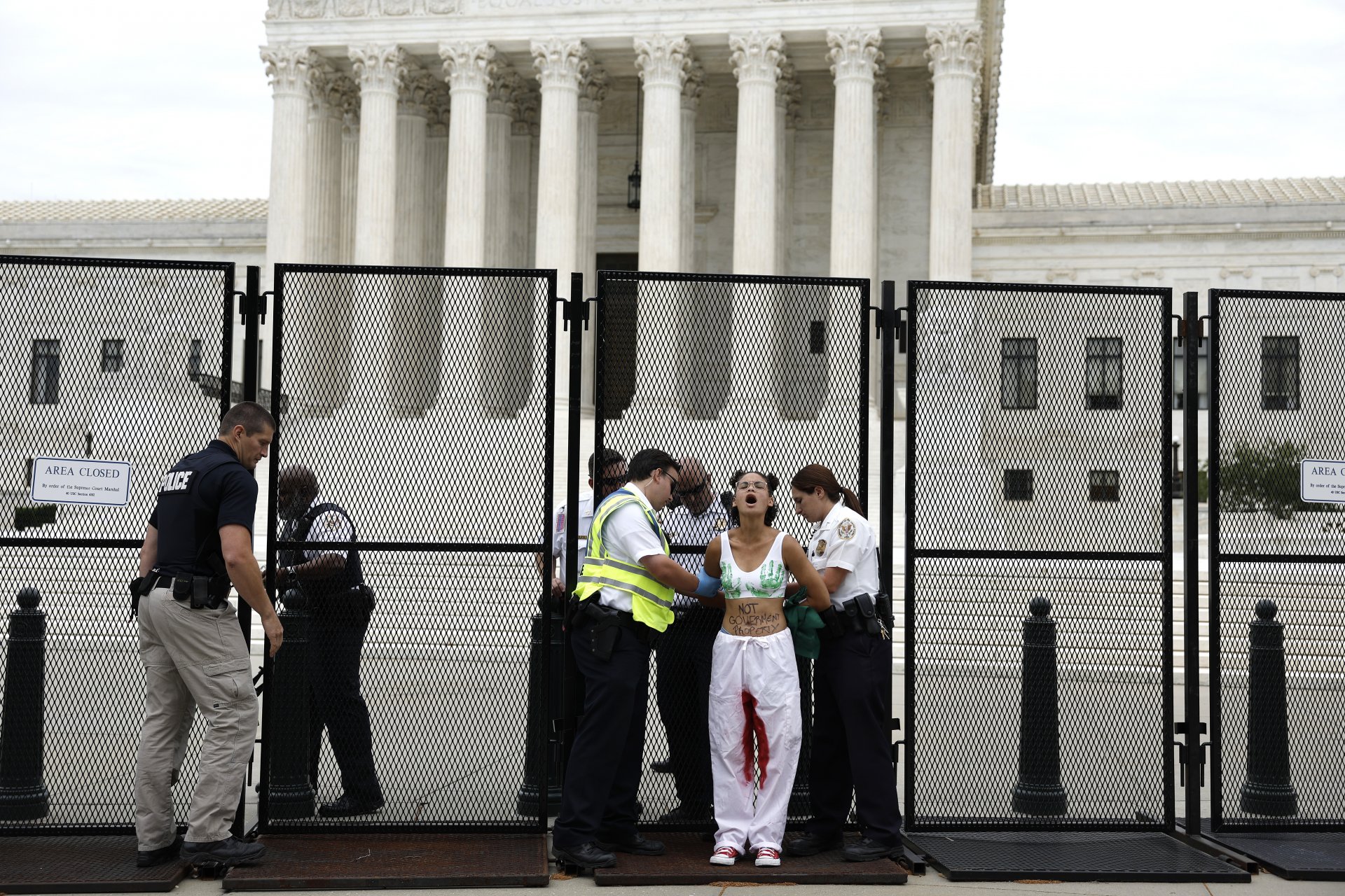 Арестуват активистка пред Върховния съд в САЩ