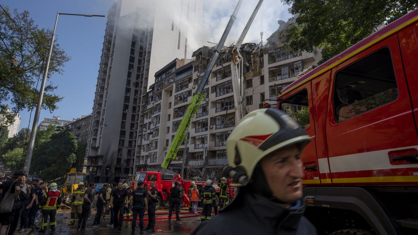 Петима са ранени при ракетния удар в Киев, експлозии разтърсиха Черкаси