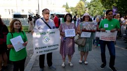 КНСБ излезе на протест пред парламента за вдигане на доходите
