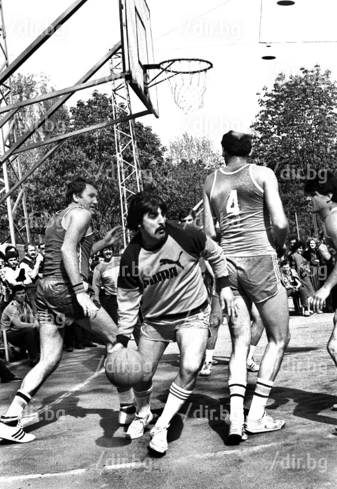 Петко Маринов в баскетболен дуел с Атанас Голомеев в шоу в парка "Заимов" в София.