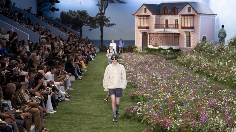 Морава и лехи с десетки хиляди цветя посрещнаха знаменитостите на дефилето на "Dior" в Париж