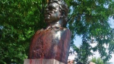 Заляха с червена боя паметника на Александър Стамболийски в Пазарджик