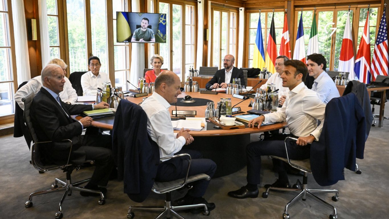 Г-7 осъди обстрелите на Украйна и обеща нови санкции за Москва. Зеленски поиска още оръжие