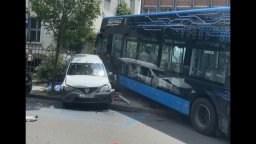 Автобус се сблъска с кола и се вряза в оградата на ИАРА в Бургас, има пострадал (видео)