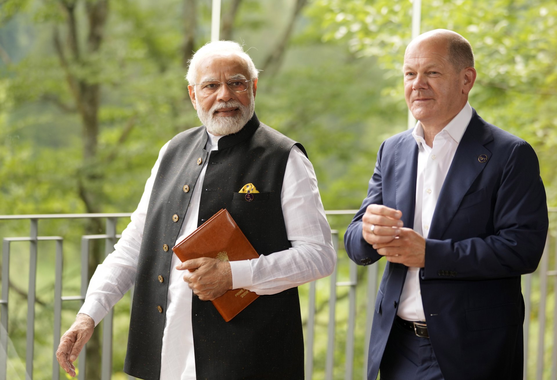 Германският канцлер Олаф Шолц, вдясно, се разхожда с премиера на Индия Нарендра Моди преди срещата на върха на Г-7 в замъка Елмау в Крюен, близо до Гармиш Партенкирхен