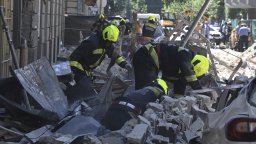 4 ранени при рухването на покрива и част от фасадата на жилищна сграда в Будапеща (снимки)
