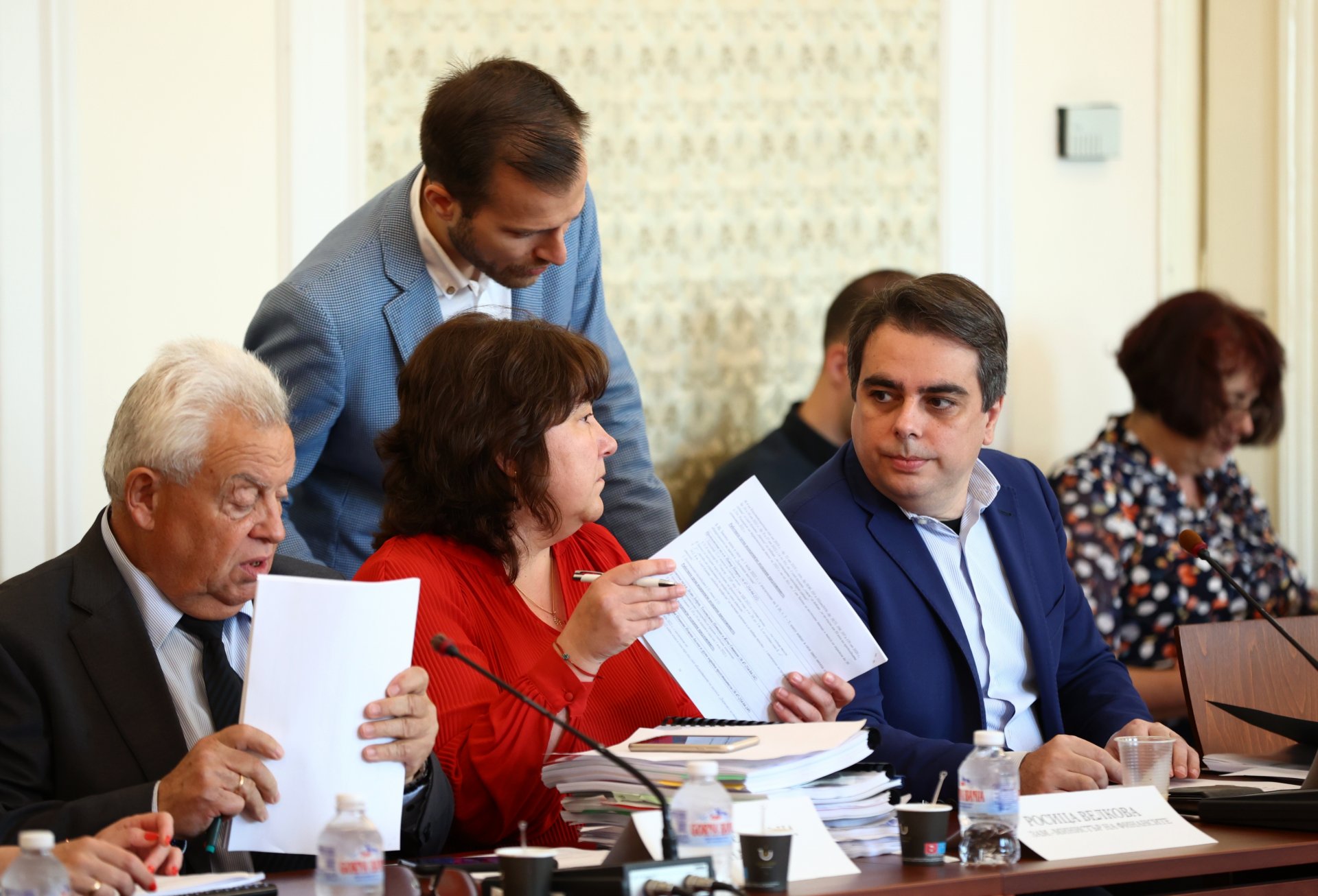 Бюджетната комисия разглежда актуализацията. Росица Велкова, заместник-министър на финансите, Искрен Митев и Асен Василев (вдясно) - министър на финансите