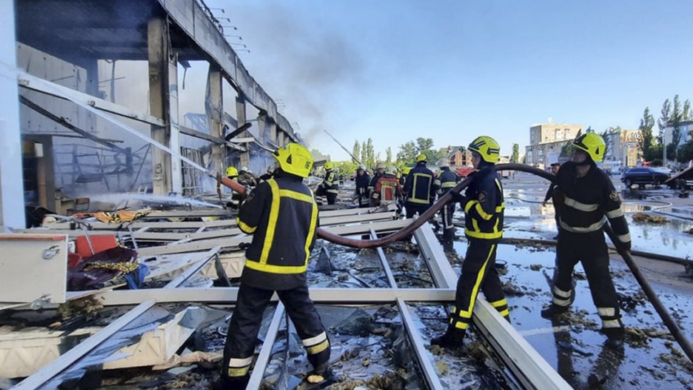 Огнеборците гасят пожара в мола в Кременчук
