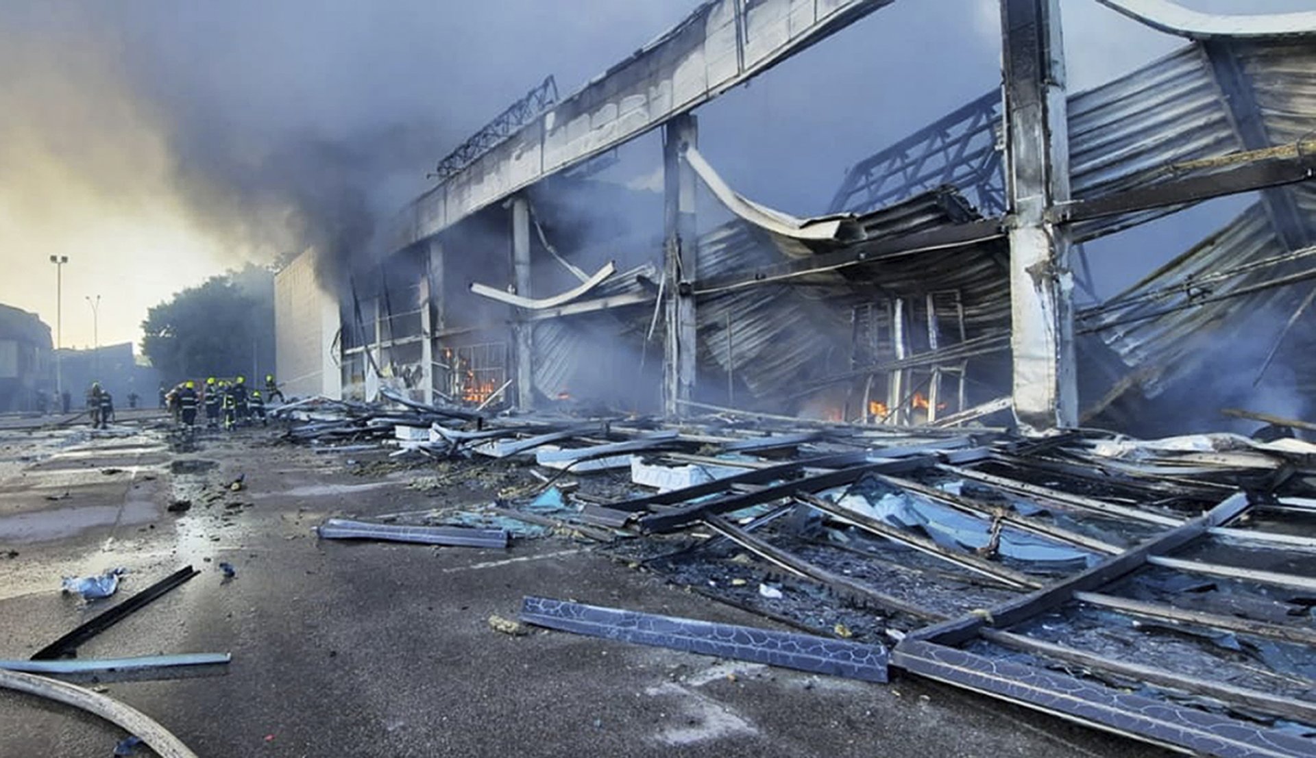 Изгорелият търговски център в Кременчук, Украйна, след ракетна атака