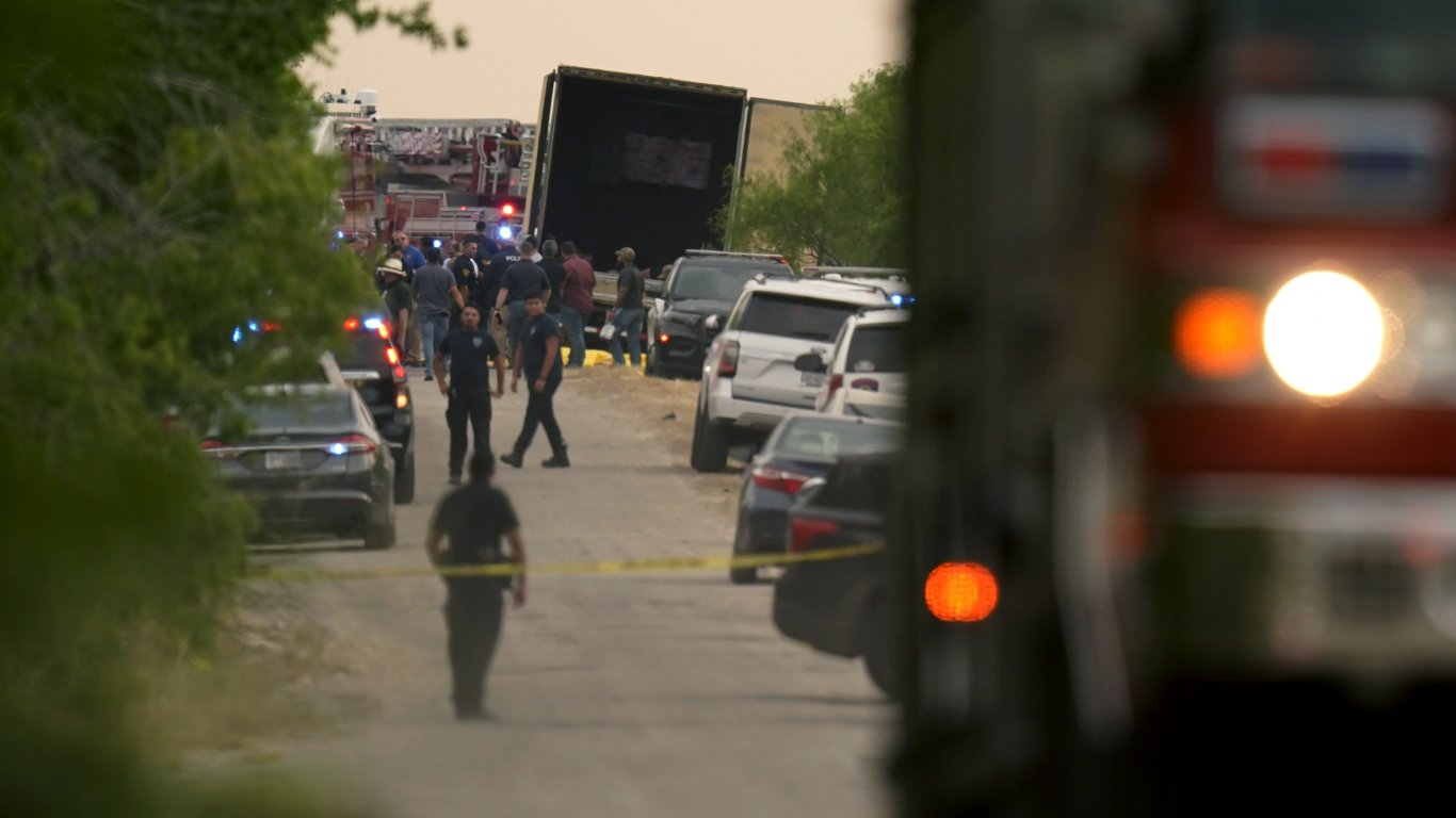 Най-малко 46 тела на мигранти бяха открити в ремарке на камион в Сан Антонио (снимки/видео)