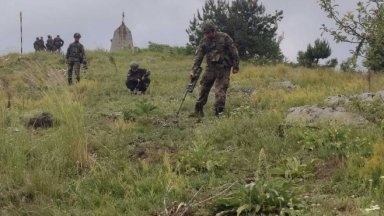 Военни откриха 4 силно корозирали снаряда от Руско-турската война на връх Шипка (снимки)