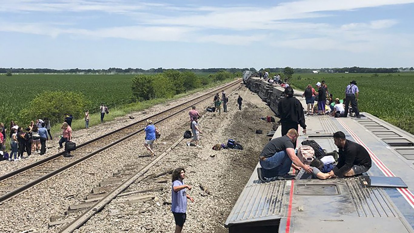 Втора за два дни смъртоносна катастрофа между влак и пикап в САЩ (снимки/видео)