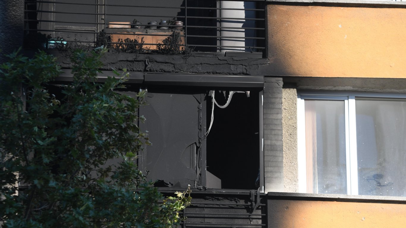Пожар избухна в жилищна сграда в столичния квартал "Иван Вазов" (снимки/видео)
