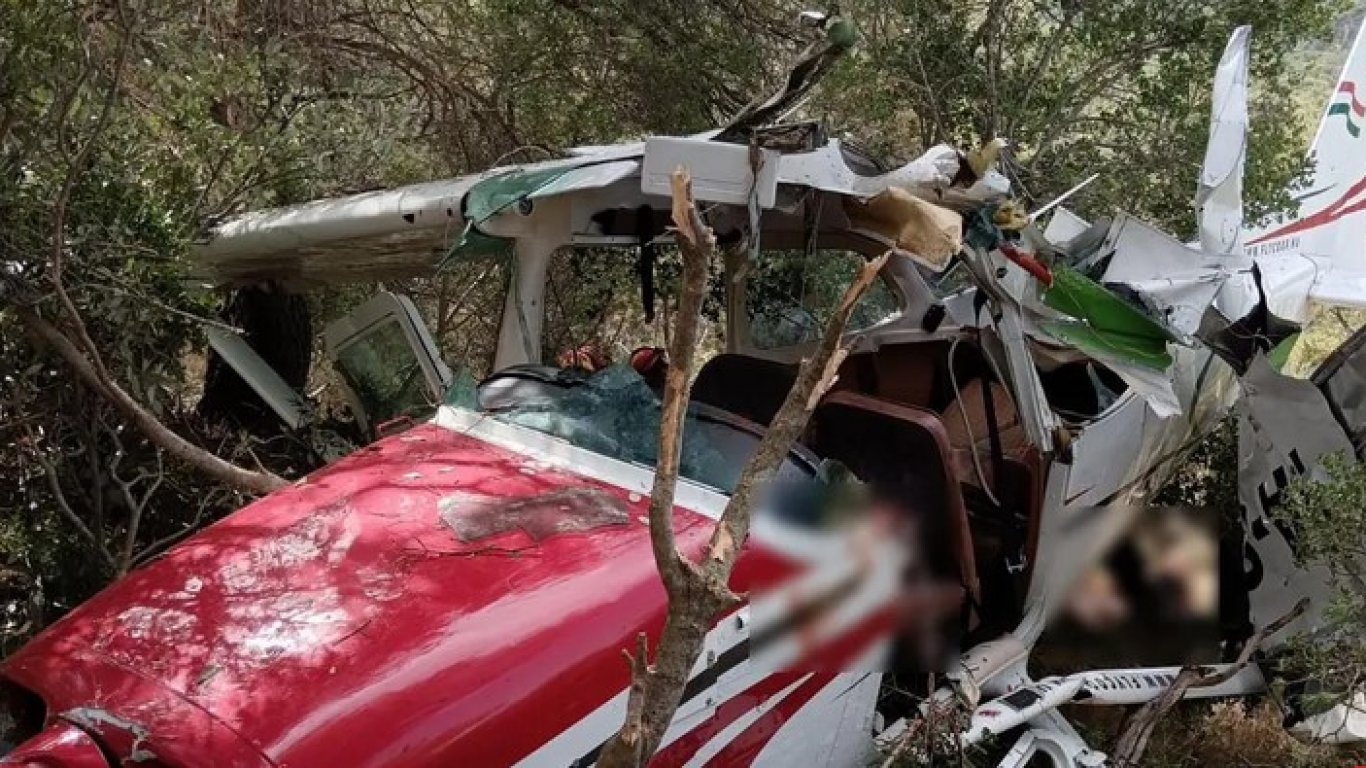 Спортен самолет "Чесна" се разби на хърватски остров, пътниците оцеляха (снимки)