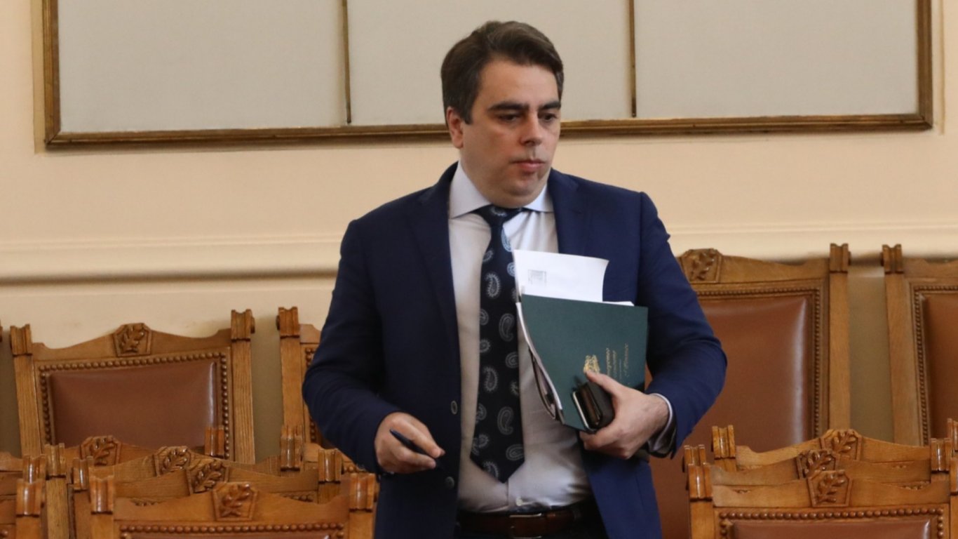Асен Василев опроверга Борисов с доклад за сериозни нарушения при строежа на АМ "Хемус"