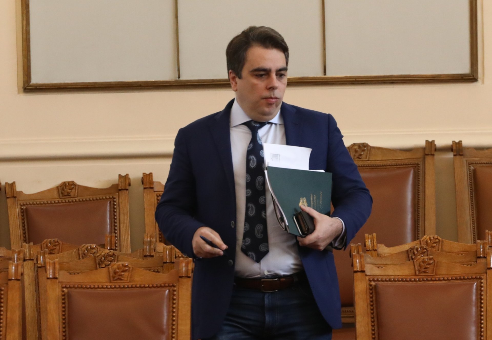 Вицепремиерът и министър на финансите в оставка Асен Василев. по време на обсъжданията