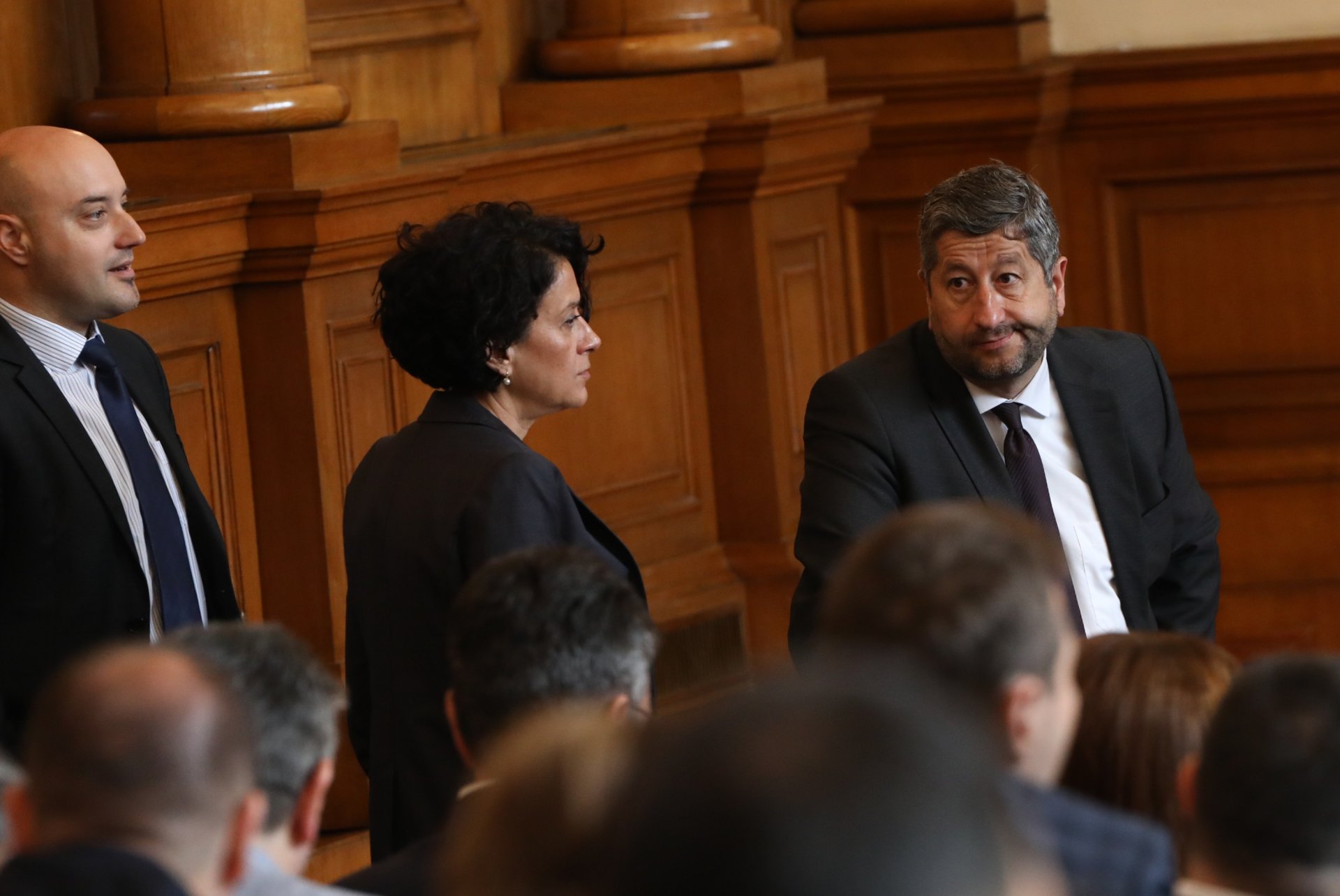 Депутатите от "Демократична България" - Атанас Славов, Антоанета Цонева и Христо Иванов (вдясно) по време на обсъжданията в пленарна зала