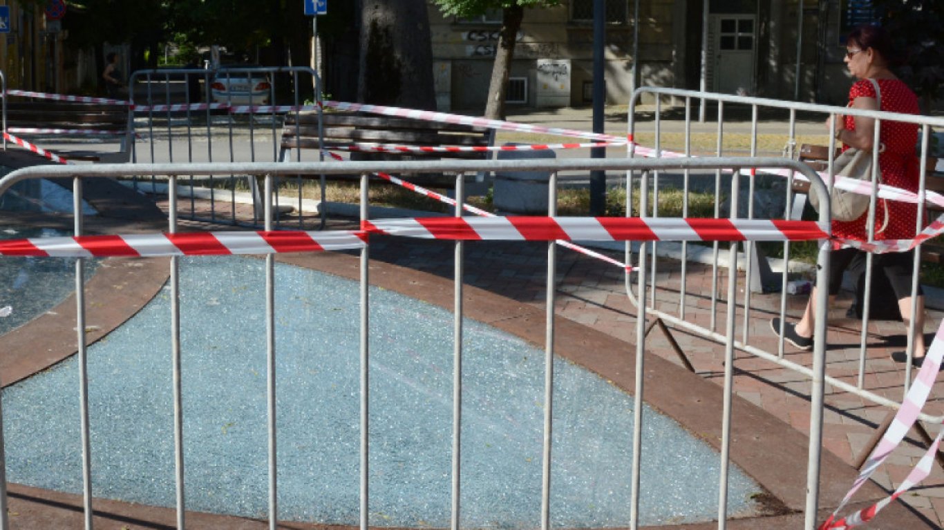Вандали потрошиха бронираното стъкло над разкопките в Шипковата градинка 