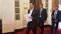 Петков след изслушването: Идеята за еднолично решение бе опит за политически маневри