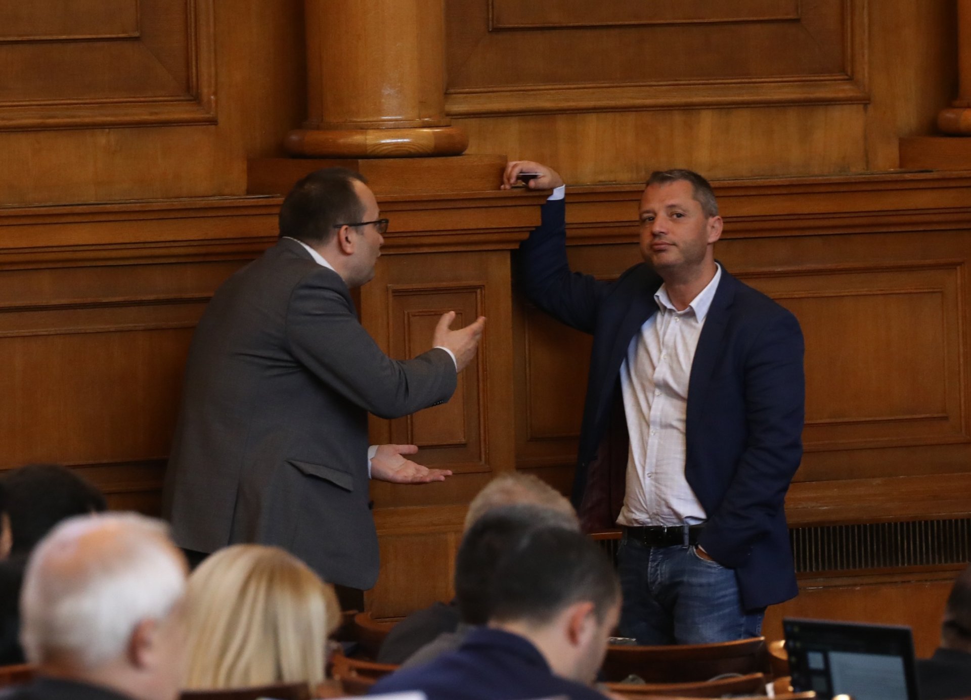 Мартин Димитров и Делян Добрев в оживен разговор в парламента