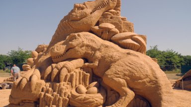 Построиха от пясък Джурасик парк в Бургас (снимки)