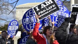 Напрежението покрай абортите в САЩ е не само културна война, но и безкрайна борба за власт 
