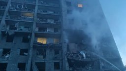 Нощна ракетна атака по Одеса взе 14 жертви, разрушена е част от жилищна сграда (видео)