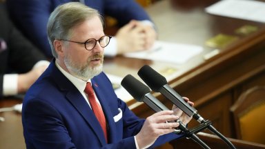 Чешкото правителство оцеля след вот на недоверие поискан от опозицията