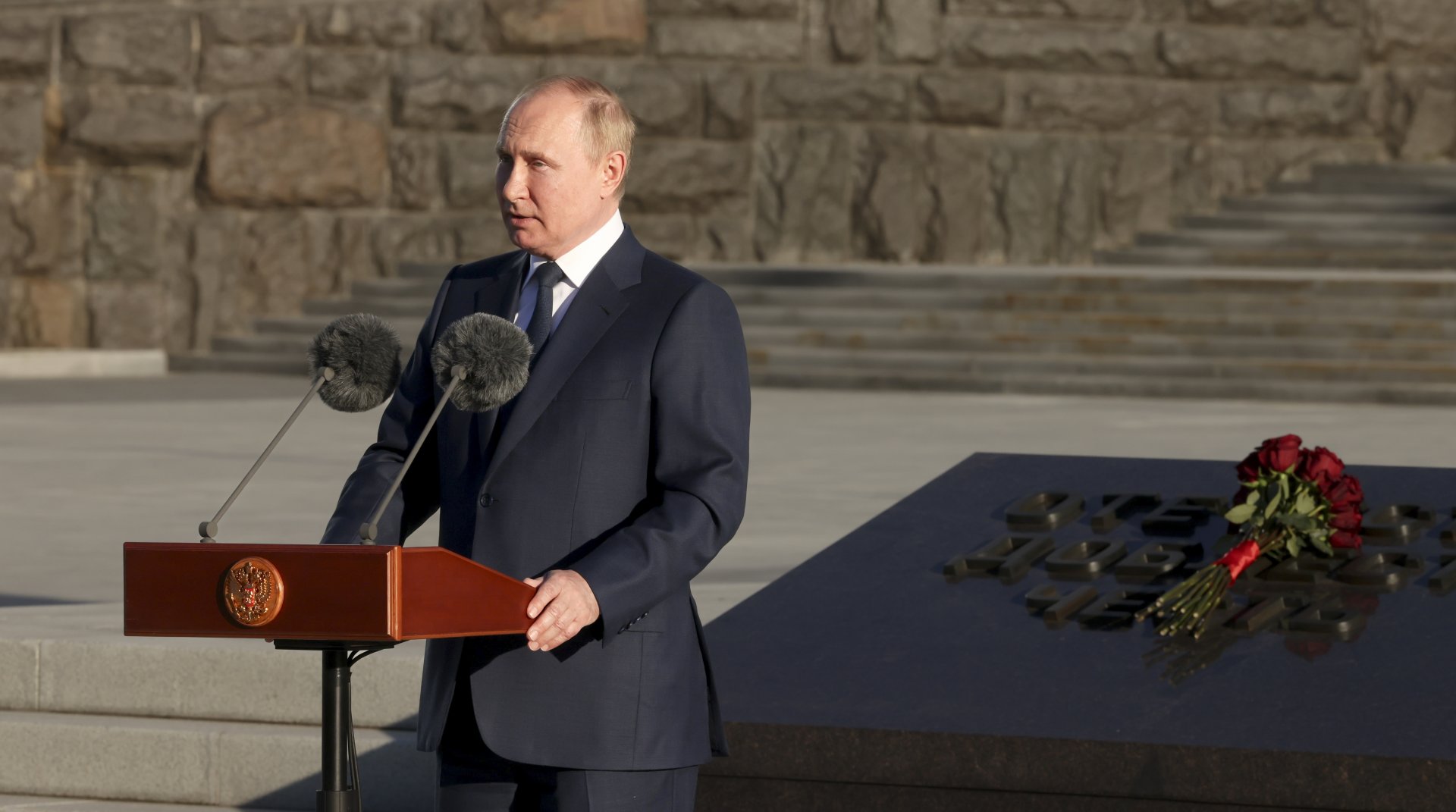 Руският президент Владимир Путин произнася реч пред паметника „Отечество, доблест, чест“ пред Руската служба за външно разузнаване (СВР) в Москва, Русия, четвъртък, 30 юни 2022 г.