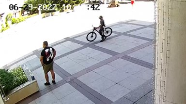 Издирват крадец, отмъкнал колело от велостоянка до община Бургас (видео)