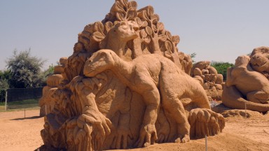 "Джурасик свят Господство" на Фестивала на пясъчните скулптури в Бургас 
