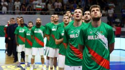 Куп пропуснати шансове и тройка в края убиха надеждите на баскетболна България