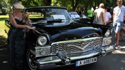 Кралски автомобил от 30-те е сред атракциите на ретропарад в Бургас (снимки)