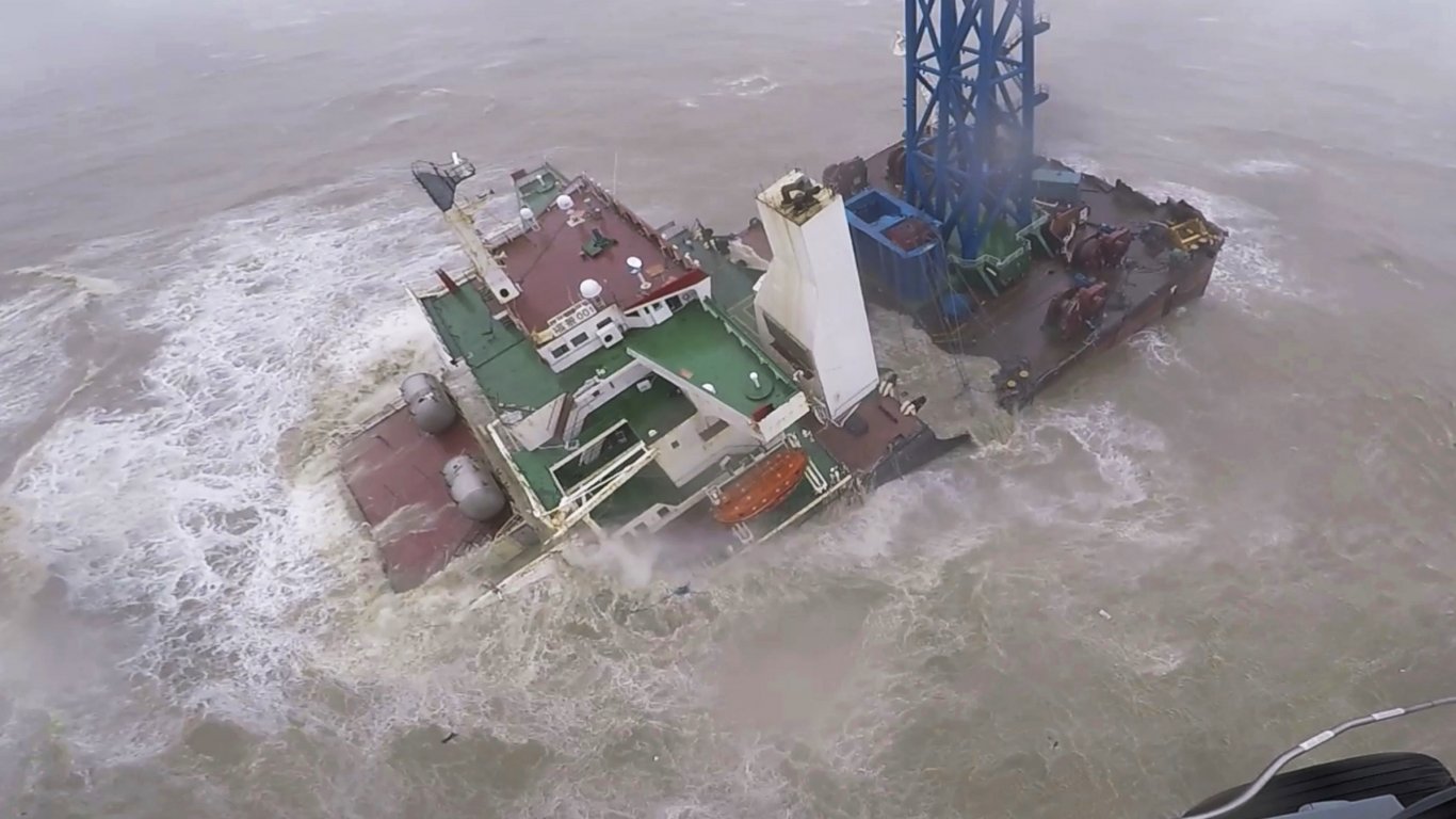 Тайфун разцепи кораб на две, близо 30 моряци се издирват (видео и снимки)