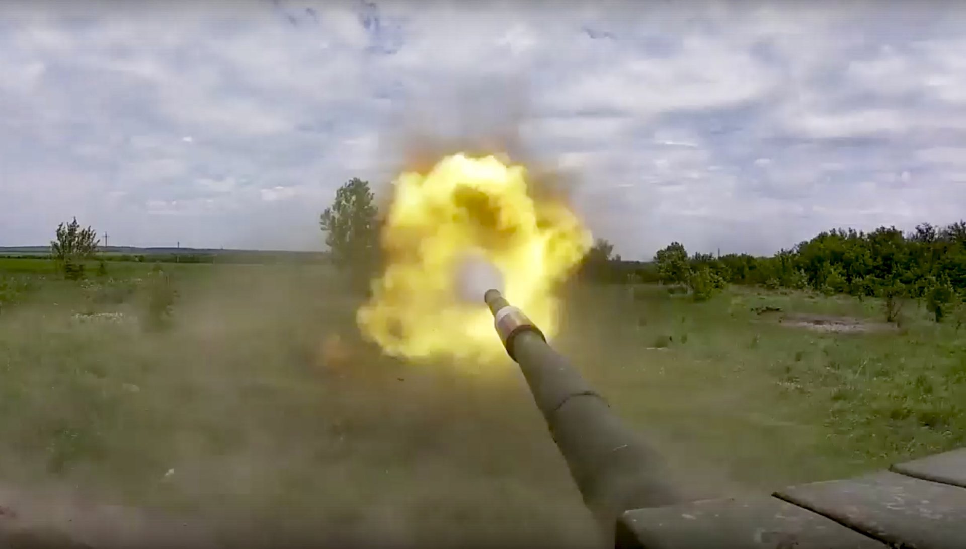 В този кадър, направен от видео и пуснат от пресслужбата на руското министерство на отбраната в събота, 2 юли 2022 г., руски танк стреля по цел в неразкрито място в Украйна