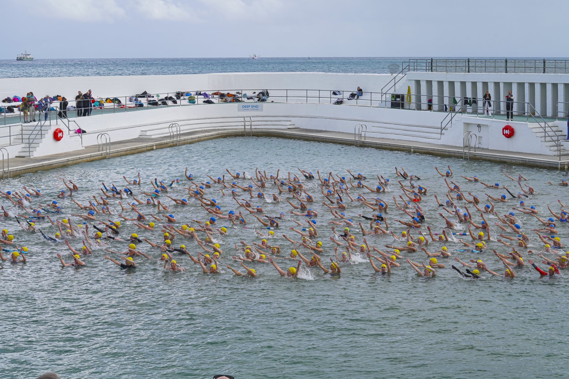 Участниците в успешния опит за поставяне на световен рекорд на Гинес за най-голям брой хора, изпълняващи съчетание по синхронно плуване 