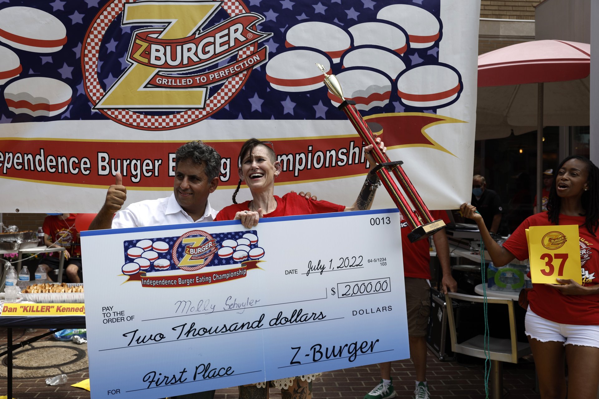 Победителят в състезание по ядене на бургери