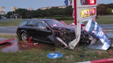 Пияна шофьорка с БМВ се заби в билборд на бензиностанция и предизвика наводнение 